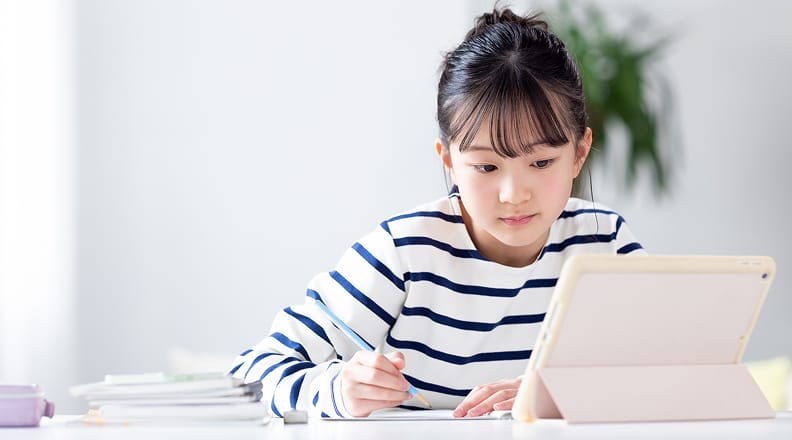タブレットで学習する女の子