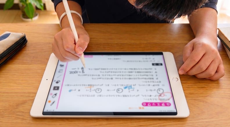 ノートに書き込む生徒の手元